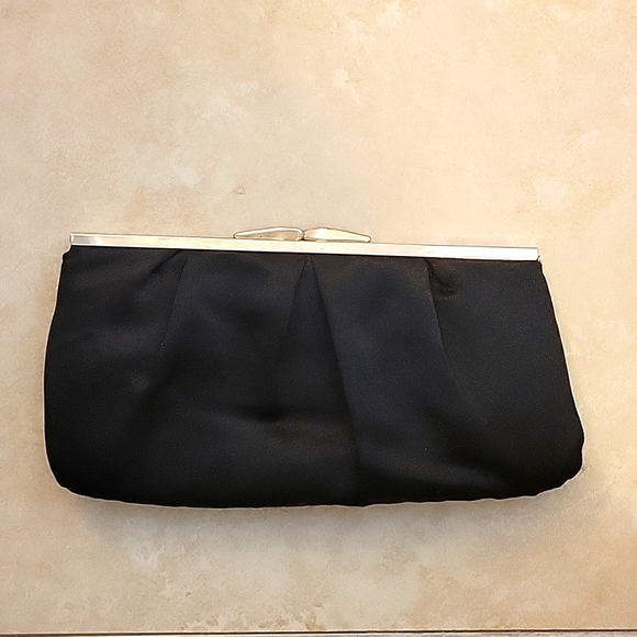 Kiss Lock Clutch - Picture 1 of 3